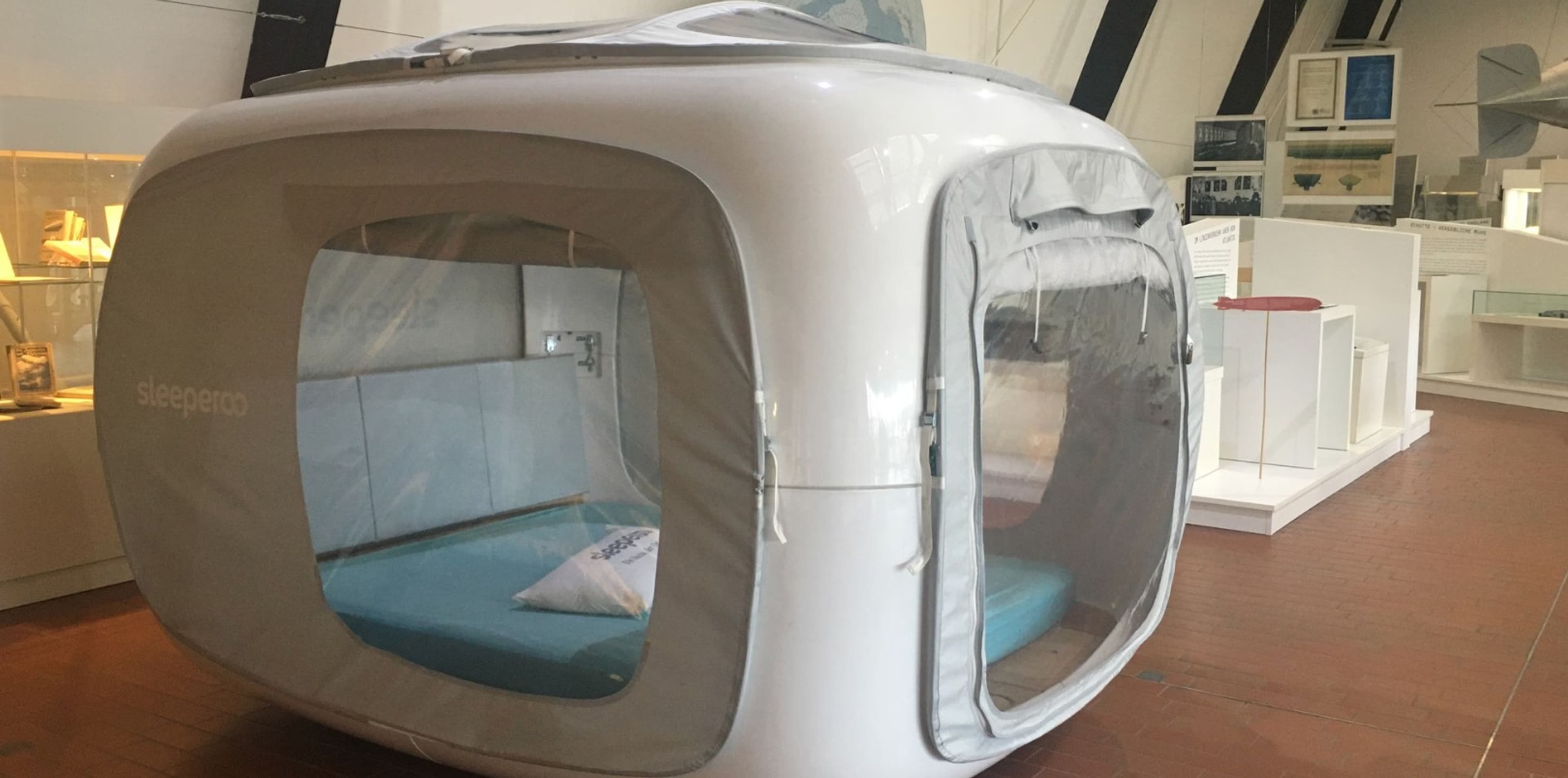 Schlafen zwischen Flugzeugen - Indoor Cube